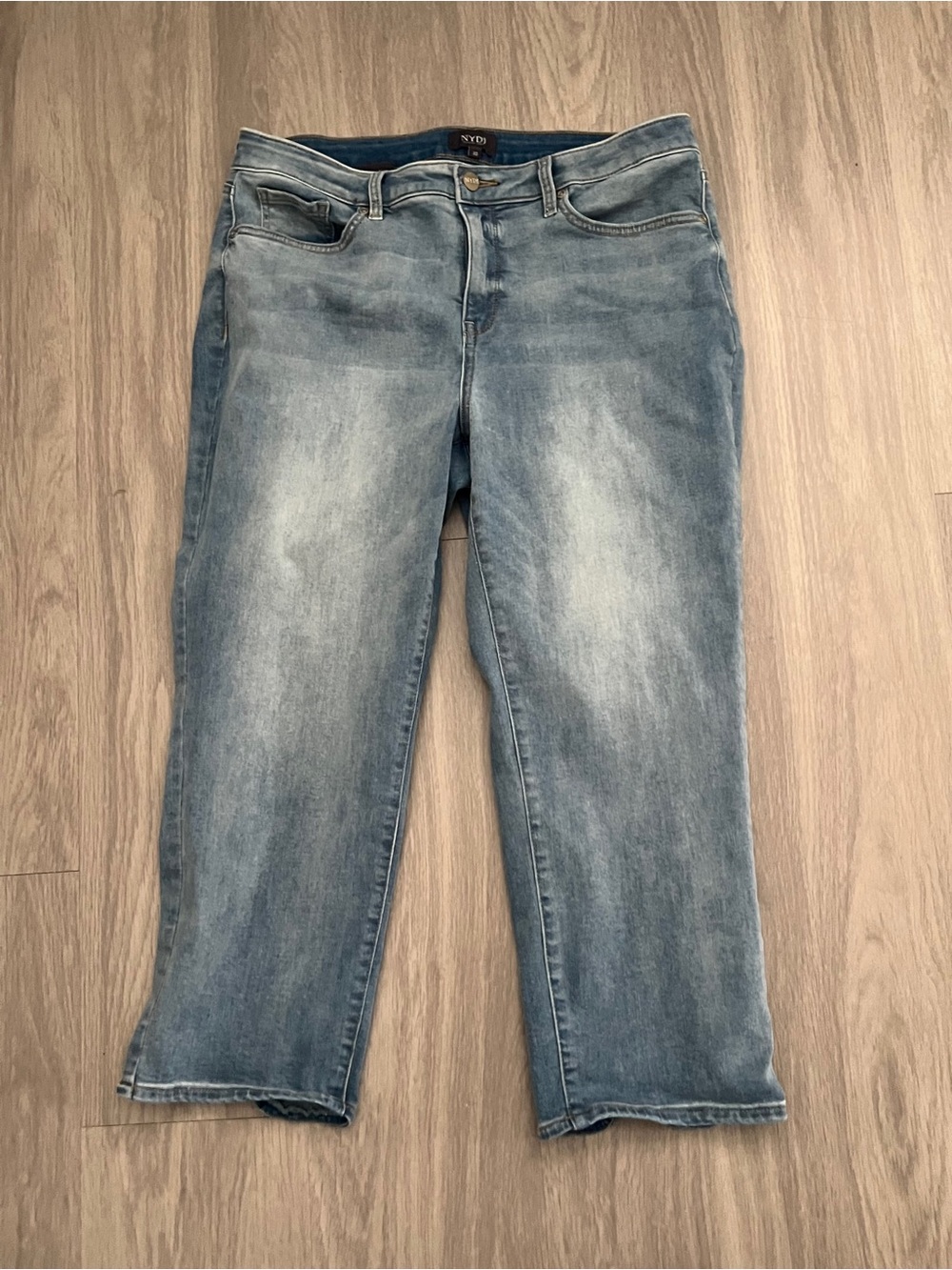 NYDJ Lift Tuck Women’s Size 10 Light Wash Cropped Capri Jeans Ankle Slit Stretch